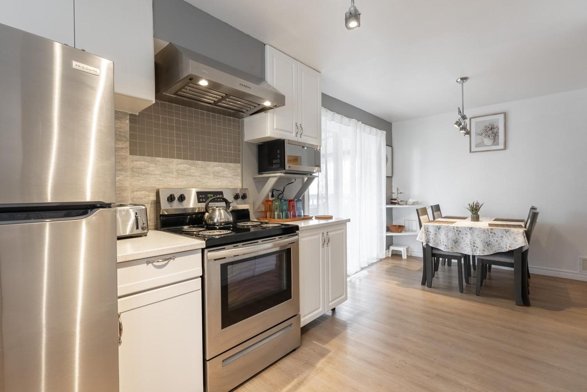 Comfortable Spacious House With Parking Brossard Exterior photo