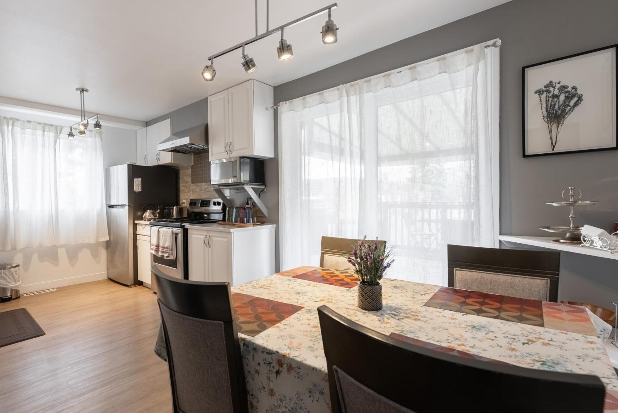 Comfortable Spacious House With Parking Brossard Exterior photo