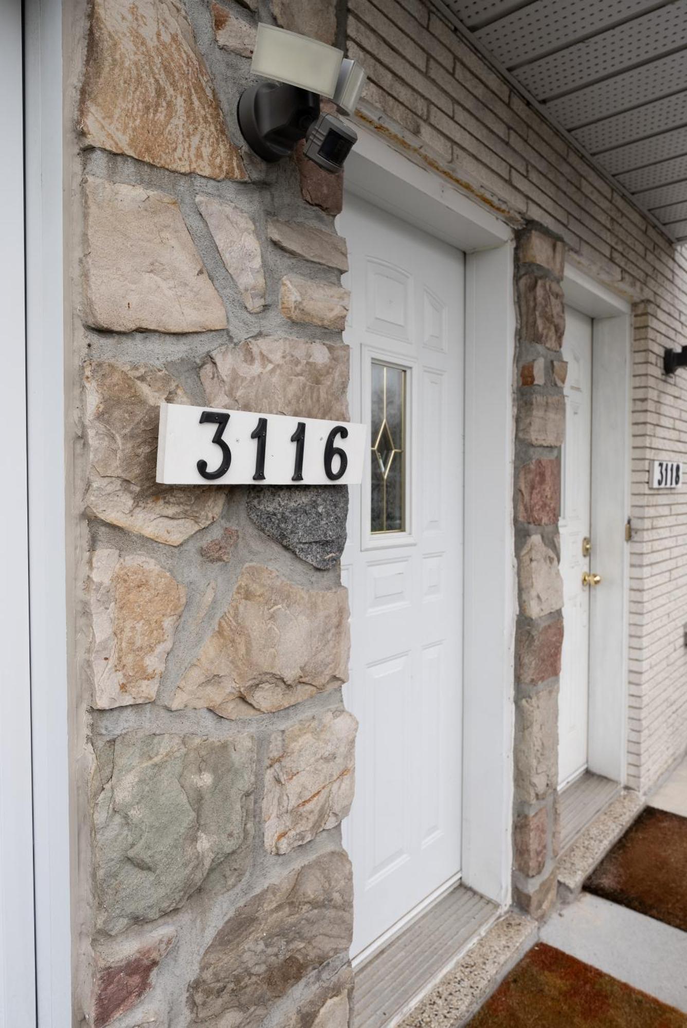 Comfortable Spacious House With Parking Brossard Exterior photo