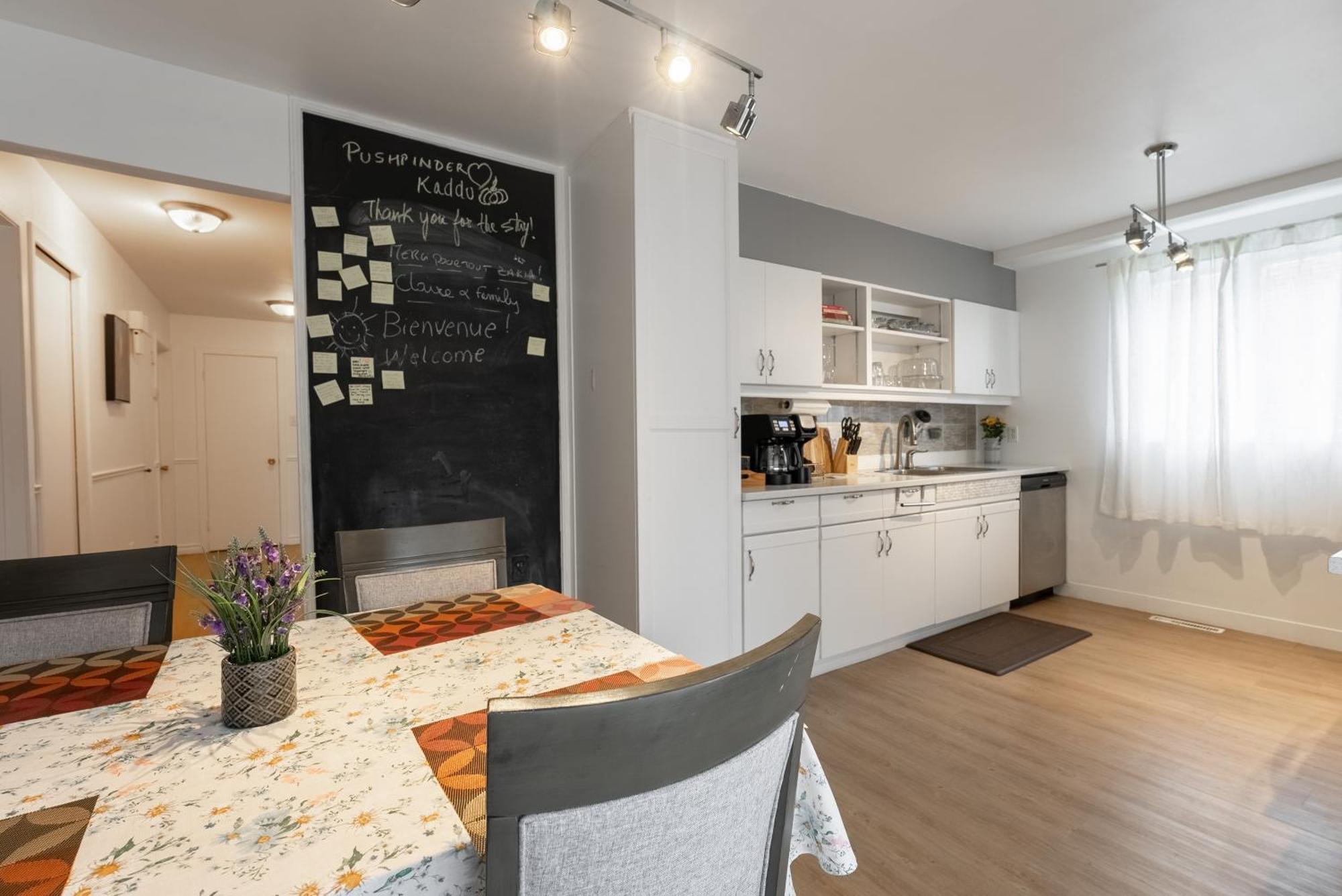 Comfortable Spacious House With Parking Brossard Exterior photo